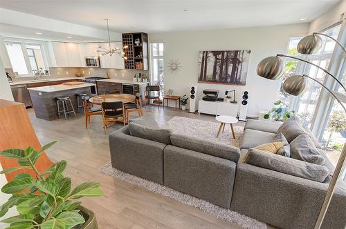 16-1515 Highland Drive, Kelowna, BC - Indoor Photo Showing Living Room