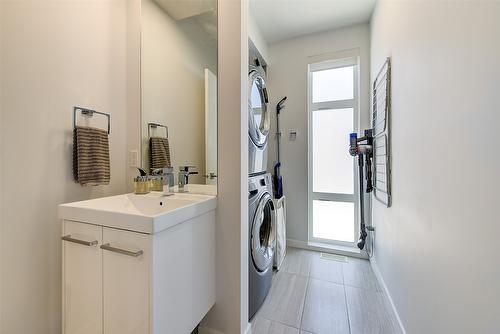 16-1515 Highland Drive, Kelowna, BC - Indoor Photo Showing Laundry Room