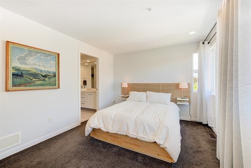 16-1515 Highland Drive, Kelowna, BC - Indoor Photo Showing Bedroom