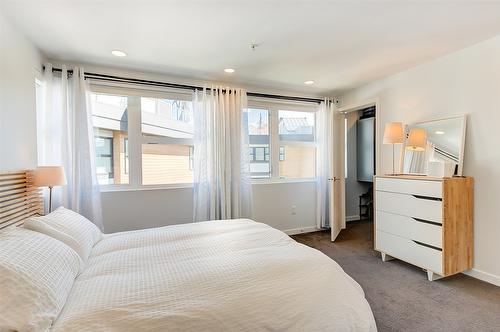 16-1515 Highland Drive, Kelowna, BC - Indoor Photo Showing Bedroom