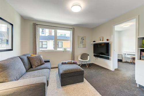 16-1515 Highland Drive, Kelowna, BC - Indoor Photo Showing Living Room