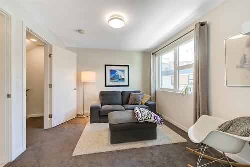 16-1515 Highland Drive, Kelowna, BC - Indoor Photo Showing Living Room