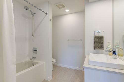 16-1515 Highland Drive, Kelowna, BC - Indoor Photo Showing Bathroom