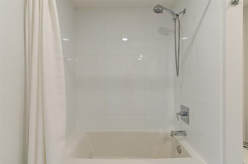 16-1515 Highland Drive, Kelowna, BC - Indoor Photo Showing Bathroom