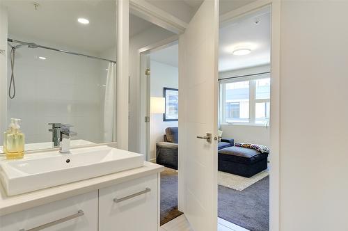 16-1515 Highland Drive, Kelowna, BC - Indoor Photo Showing Bathroom