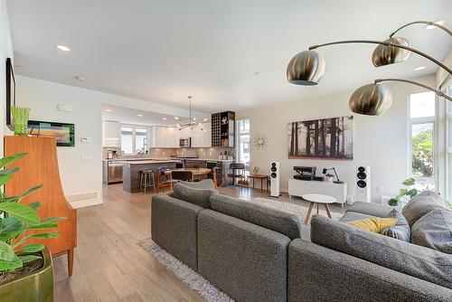 16-1515 Highland Drive, Kelowna, BC - Indoor Photo Showing Living Room