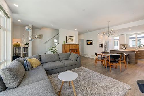 16-1515 Highland Drive, Kelowna, BC - Indoor Photo Showing Living Room