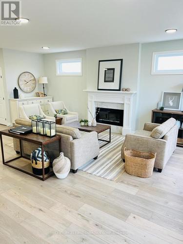 21 - 35 Old Course Road, St. Thomas, ON - Indoor Photo Showing Living Room With Fireplace