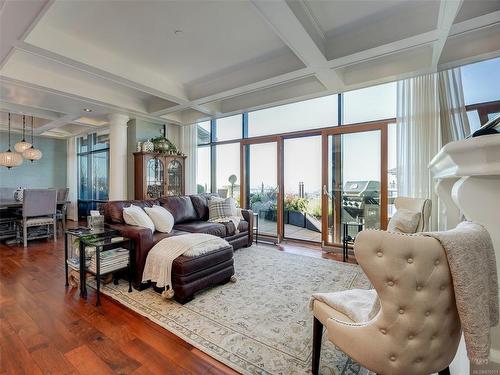 813-845 Dunsmuir Rd, Victoria, BC - Indoor Photo Showing Living Room