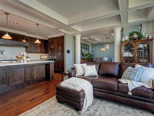 813-845 Dunsmuir Rd, Victoria, BC - Indoor Photo Showing Living Room