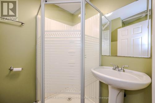 19 Silversmith Court, Guelph (Hanlon Creek), ON - Indoor Photo Showing Bathroom