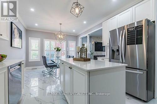 2369 Grand Oak Trail, Oakville, ON - Indoor Photo Showing Kitchen With Upgraded Kitchen