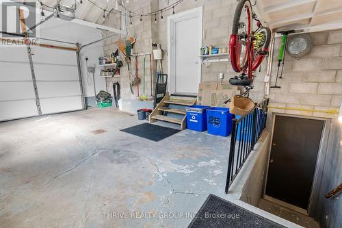 25 Rollingwood Circle, London, ON - Indoor Photo Showing Garage