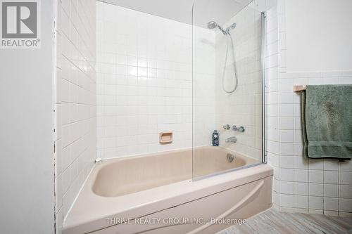 25 Rollingwood Circle, London, ON - Indoor Photo Showing Bathroom