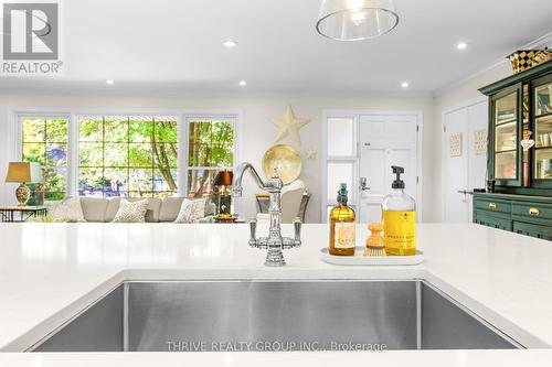 25 Rollingwood Circle, London, ON - Indoor Photo Showing Kitchen