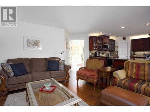 310 Woodcrest Court, Kelowna, BC - Indoor Photo Showing Living Room