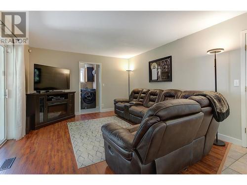 1862 Aitkins Court, Kelowna, BC - Indoor Photo Showing Living Room