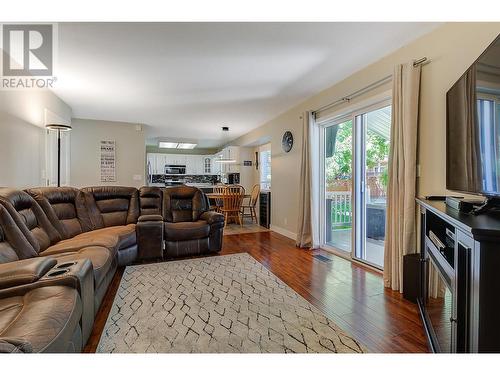 1862 Aitkins Court, Kelowna, BC - Indoor Photo Showing Living Room