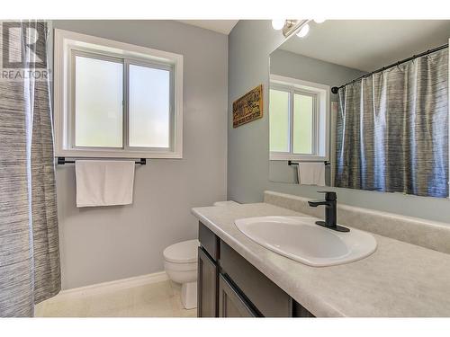 1862 Aitkins Court, Kelowna, BC - Indoor Photo Showing Bathroom