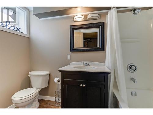 1862 Aitkins Court, Kelowna, BC - Indoor Photo Showing Bathroom