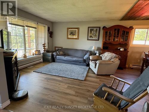 72 Cedarview Drive, Kawartha Lakes (Omemee), ON - Indoor Photo Showing Living Room