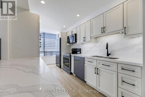 410 - 1131 Steeles Avenue W, Toronto (Westminster-Branson), ON - Indoor Photo Showing Kitchen