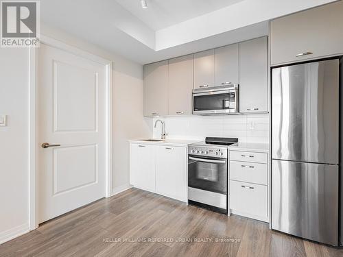 712 - 2301 Danforth Avenue, Toronto (East End-Danforth), ON - Indoor Photo Showing Kitchen