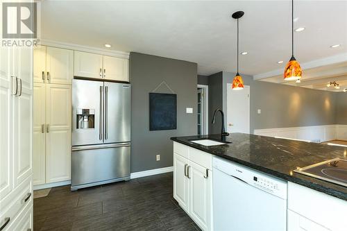 198 Twin Lakes Drive, Sarnia, ON - Indoor Photo Showing Kitchen