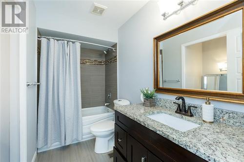 198 Twin Lakes Drive, Sarnia, ON - Indoor Photo Showing Bathroom