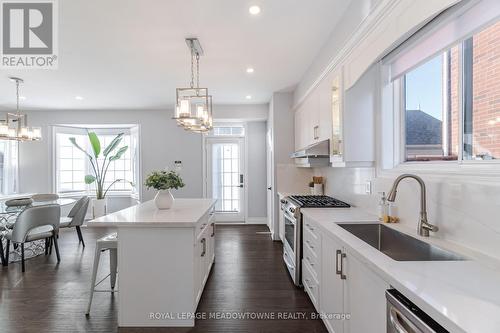 7129 Gillespie Lane, Mississauga, ON - Indoor Photo Showing Kitchen With Upgraded Kitchen