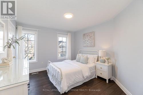 7129 Gillespie Lane, Mississauga, ON - Indoor Photo Showing Bedroom