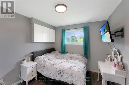 212 Mcguire Beach Road, Kawartha Lakes (Kirkfield), ON - Indoor Photo Showing Bedroom