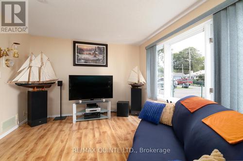 54 North Murray Street, Quinte West, ON - Indoor Photo Showing Living Room