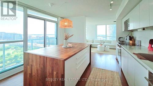 1901 - 85 Queens Wharf Road, Toronto (Waterfront Communities), ON - Indoor Photo Showing Kitchen