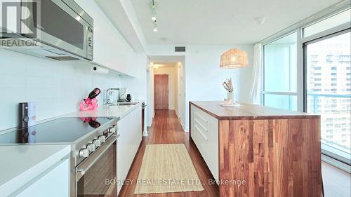 1901 - 85 Queens Wharf Road, Toronto (Waterfront Communities), ON - Indoor Photo Showing Kitchen