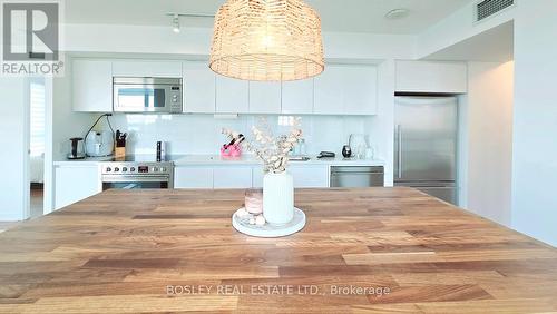 1901 - 85 Queens Wharf Road, Toronto (Waterfront Communities), ON - Indoor Photo Showing Kitchen