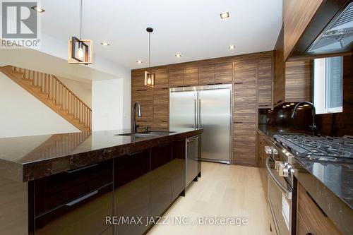 422 North Scugog Court, Clarington (Bowmanville), ON - Indoor Photo Showing Kitchen With Upgraded Kitchen