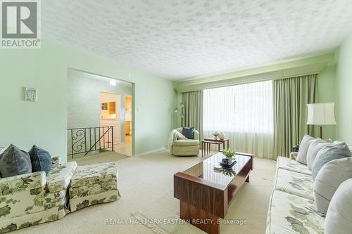 1385 Balsam Avenue, Peterborough (Monaghan), ON - Indoor Photo Showing Living Room