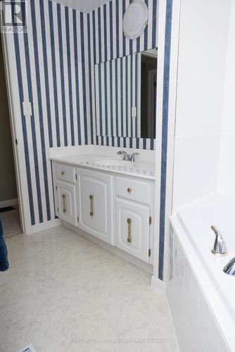 244 Appin Road, Southwest Middlesex (Glencoe), ON - Indoor Photo Showing Bathroom