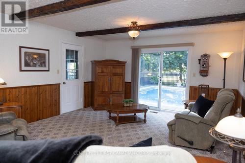 244 Appin Road, Southwest Middlesex (Glencoe), ON - Indoor Photo Showing Living Room