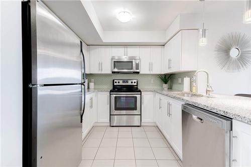 1045 Nadalin Heights|Unit #406, Milton, ON - Indoor Photo Showing Kitchen With Upgraded Kitchen