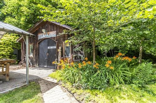 Small heated barn - 627 Bayshore Boulevard, Burlington, ON - Outdoor