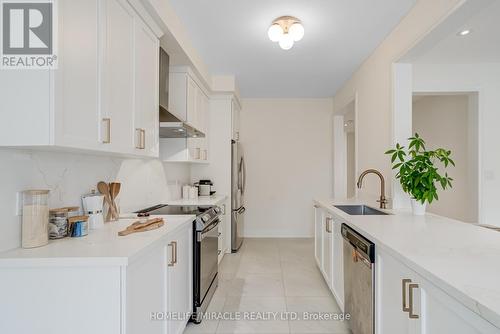 64 Fortis Crescent, Bradford West Gwillimbury, ON - Indoor Photo Showing Kitchen With Upgraded Kitchen