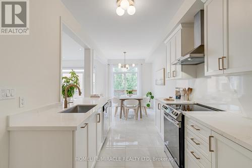 64 Fortis Crescent, Bradford West Gwillimbury, ON - Indoor Photo Showing Kitchen With Upgraded Kitchen