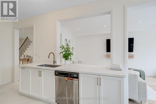 64 Fortis Crescent, Bradford West Gwillimbury, ON - Indoor Photo Showing Kitchen