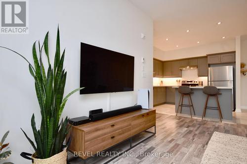 404 - 20 Koda Street, Barrie, ON - Indoor Photo Showing Kitchen