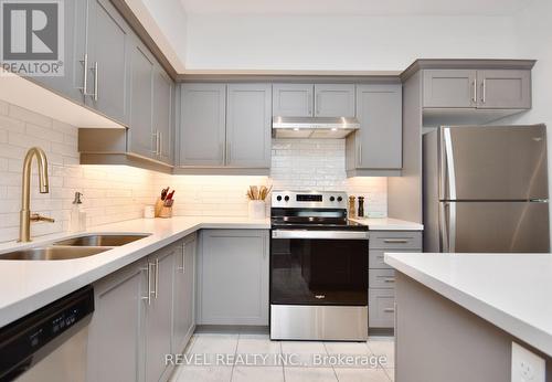 404 - 20 Koda Street, Barrie (Holly), ON - Indoor Photo Showing Kitchen With Double Sink With Upgraded Kitchen