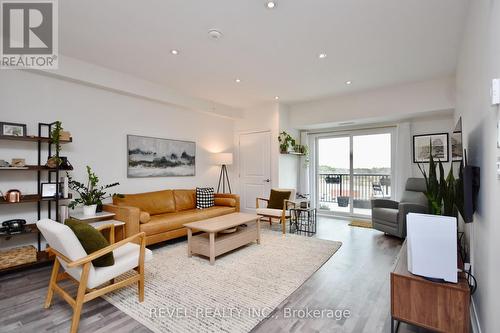 404 - 20 Koda Street, Barrie (Holly), ON - Indoor Photo Showing Living Room