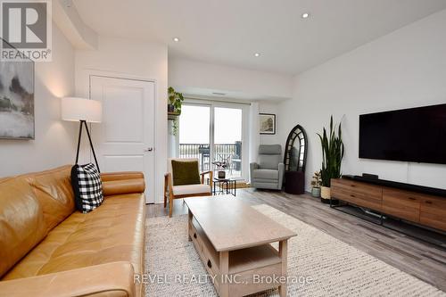 404 - 20 Koda Street, Barrie (Holly), ON - Indoor Photo Showing Living Room