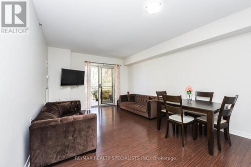 216 - 830 Scollard Court, Mississauga, ON - Indoor Photo Showing Living Room